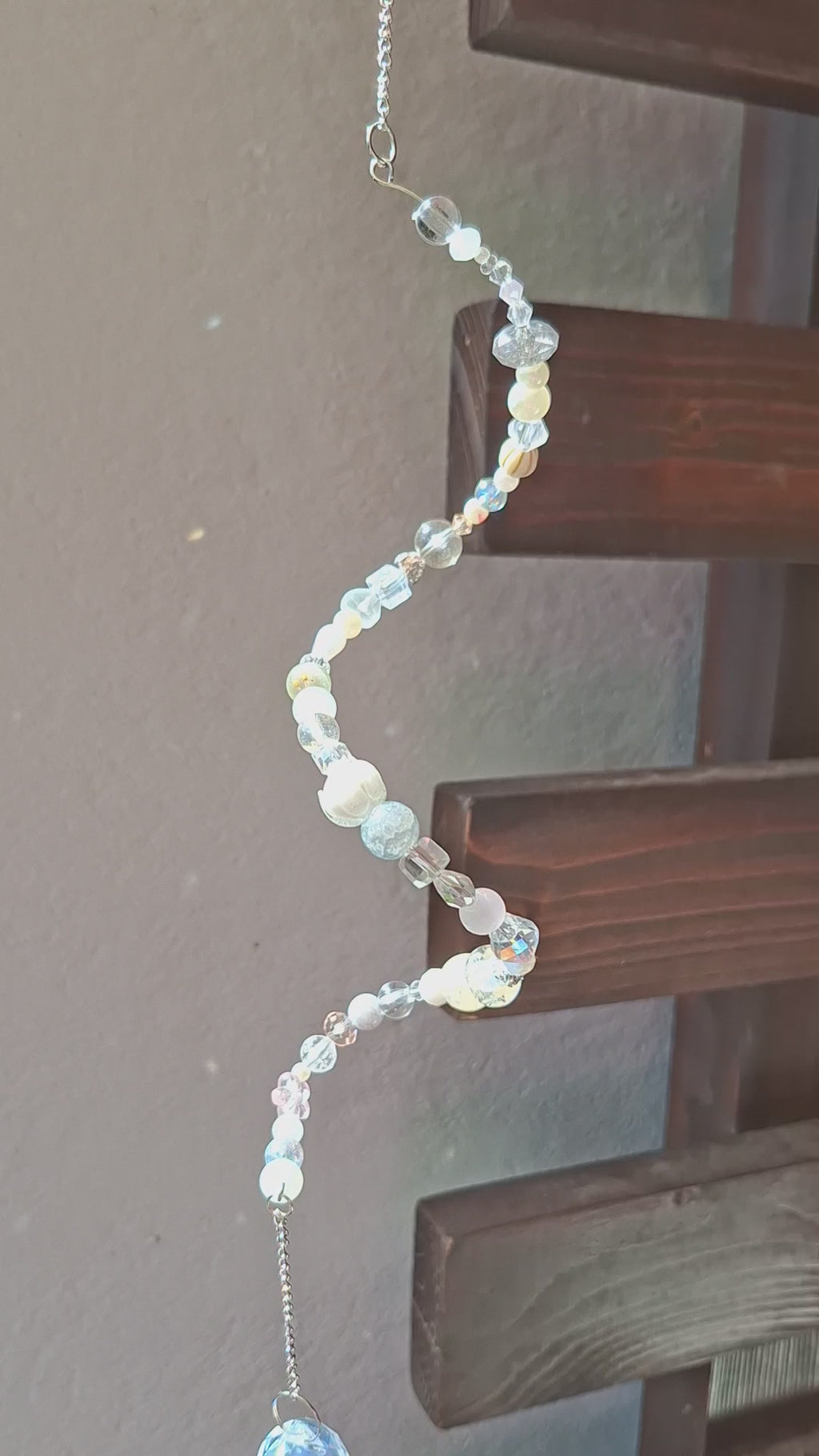 Sonnenfänger „Perlmutt-Traum“ – Handgefertigter Kristall-Suncatcher mit Glasperlen und Regenbogeneffekt