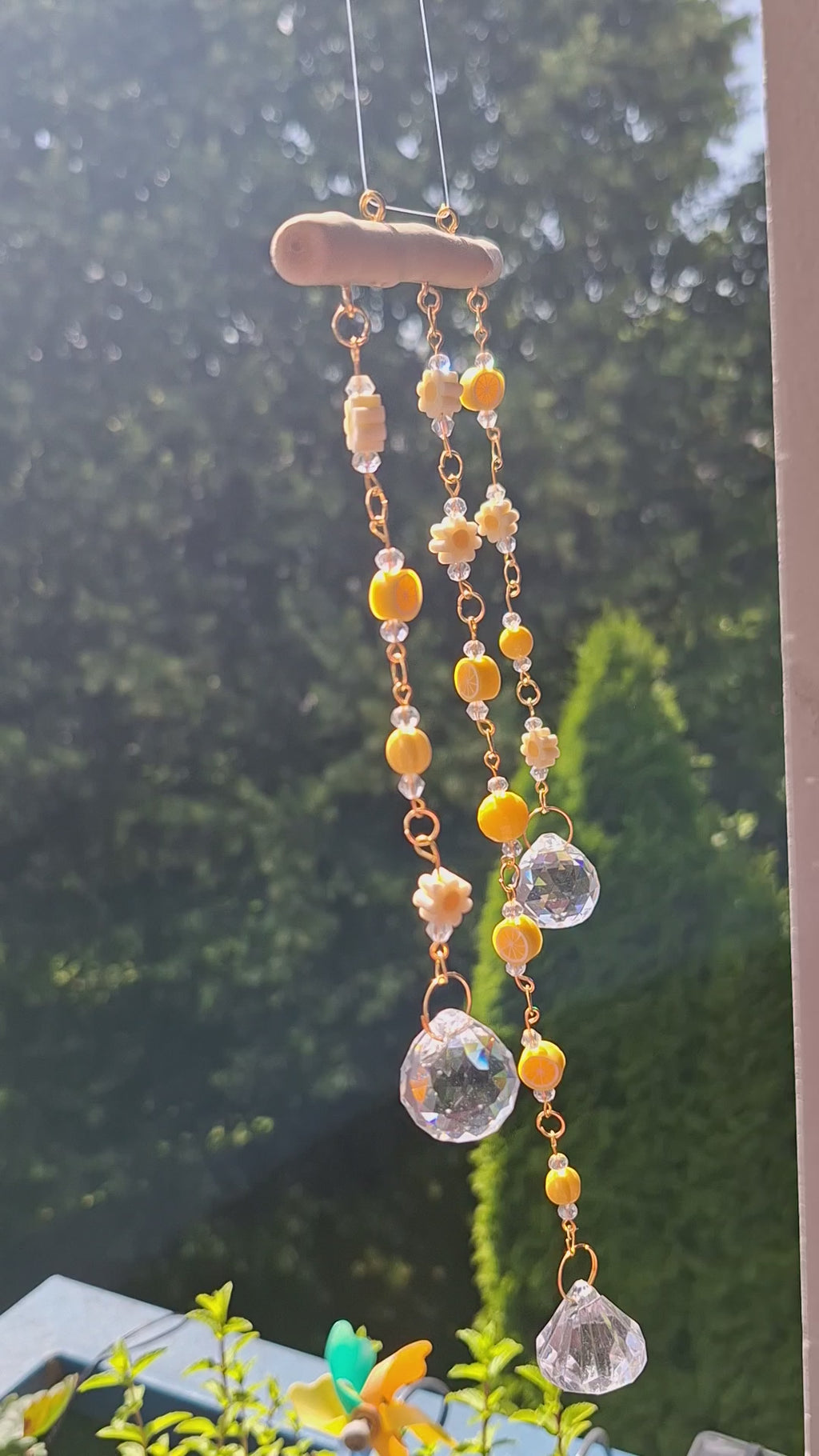 Sonnenfänger „Golden Daisy“ – Handgemachter Kristall-Suncatcher mit Blumen & Citrustönen