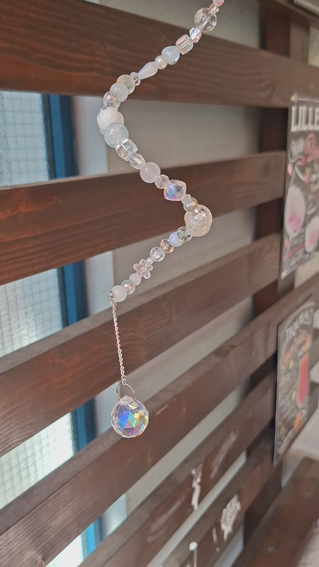 Sonnenfänger „Perlmutt-Traum“ – Handgefertigter Kristall-Suncatcher mit Glasperlen und Regenbogeneffekt