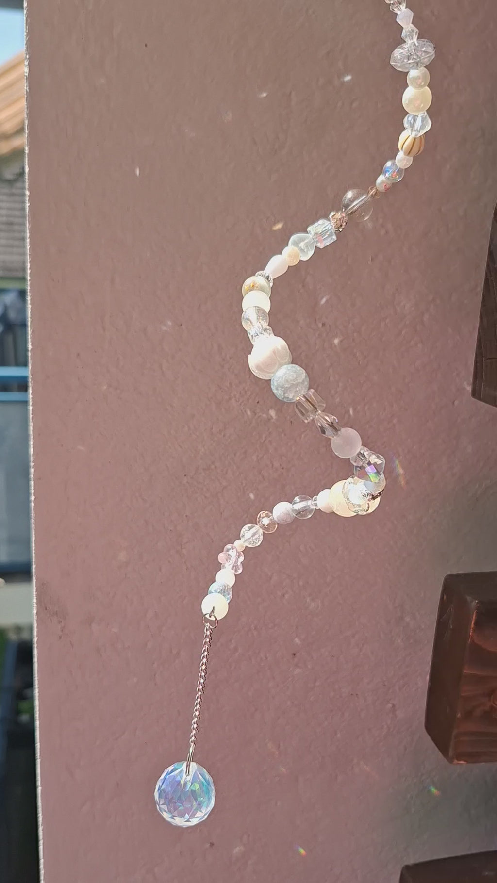 Sonnenfänger „Perlmutt-Traum“ – Handgefertigter Kristall-Suncatcher mit Glasperlen und Regenbogeneffekt