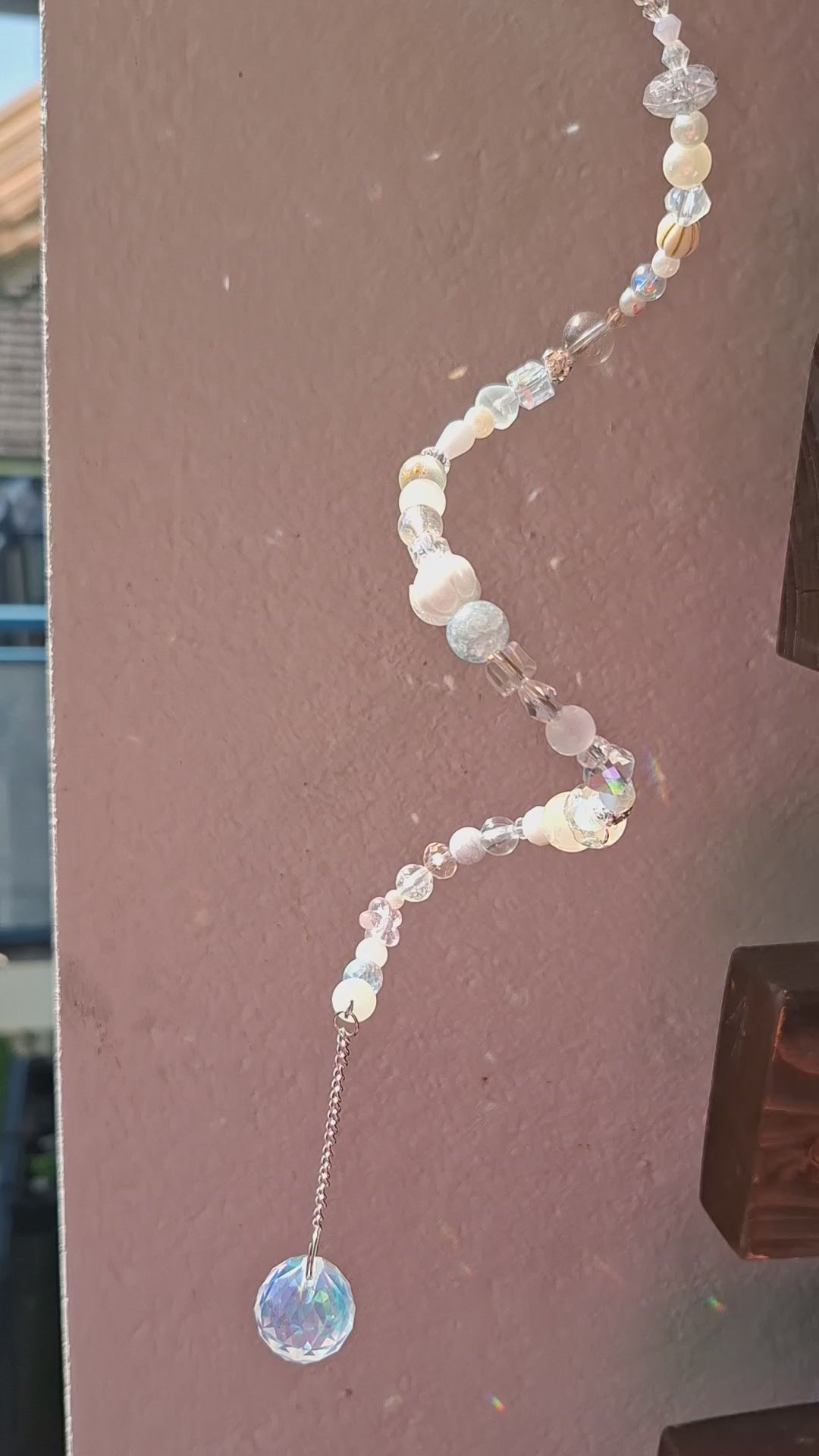 Sonnenfänger „Perlmutt-Traum“ – Handgefertigter Kristall-Suncatcher mit Glasperlen und Regenbogeneffekt
