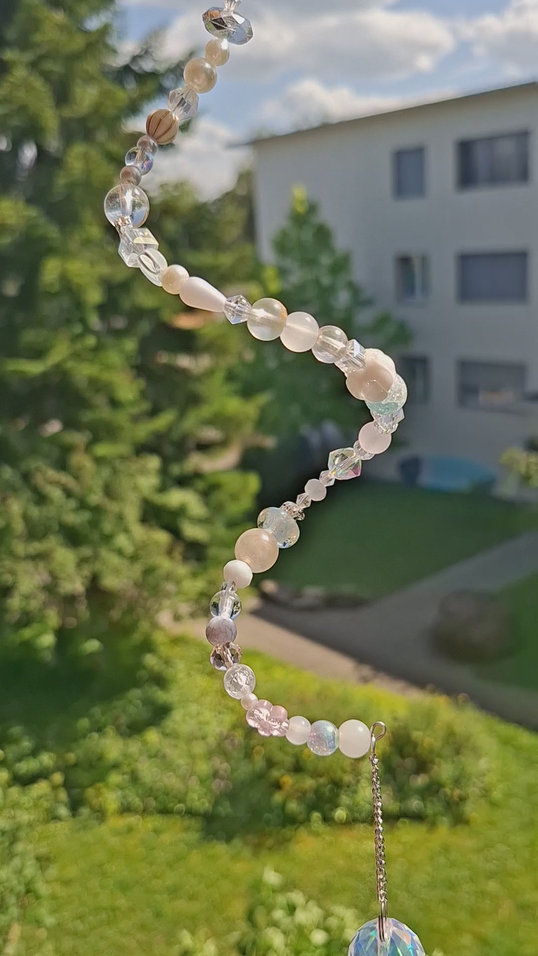 Sonnenfänger „Perlmutt-Traum“ – Handgefertigter Kristall-Suncatcher mit Glasperlen und Regenbogeneffekt