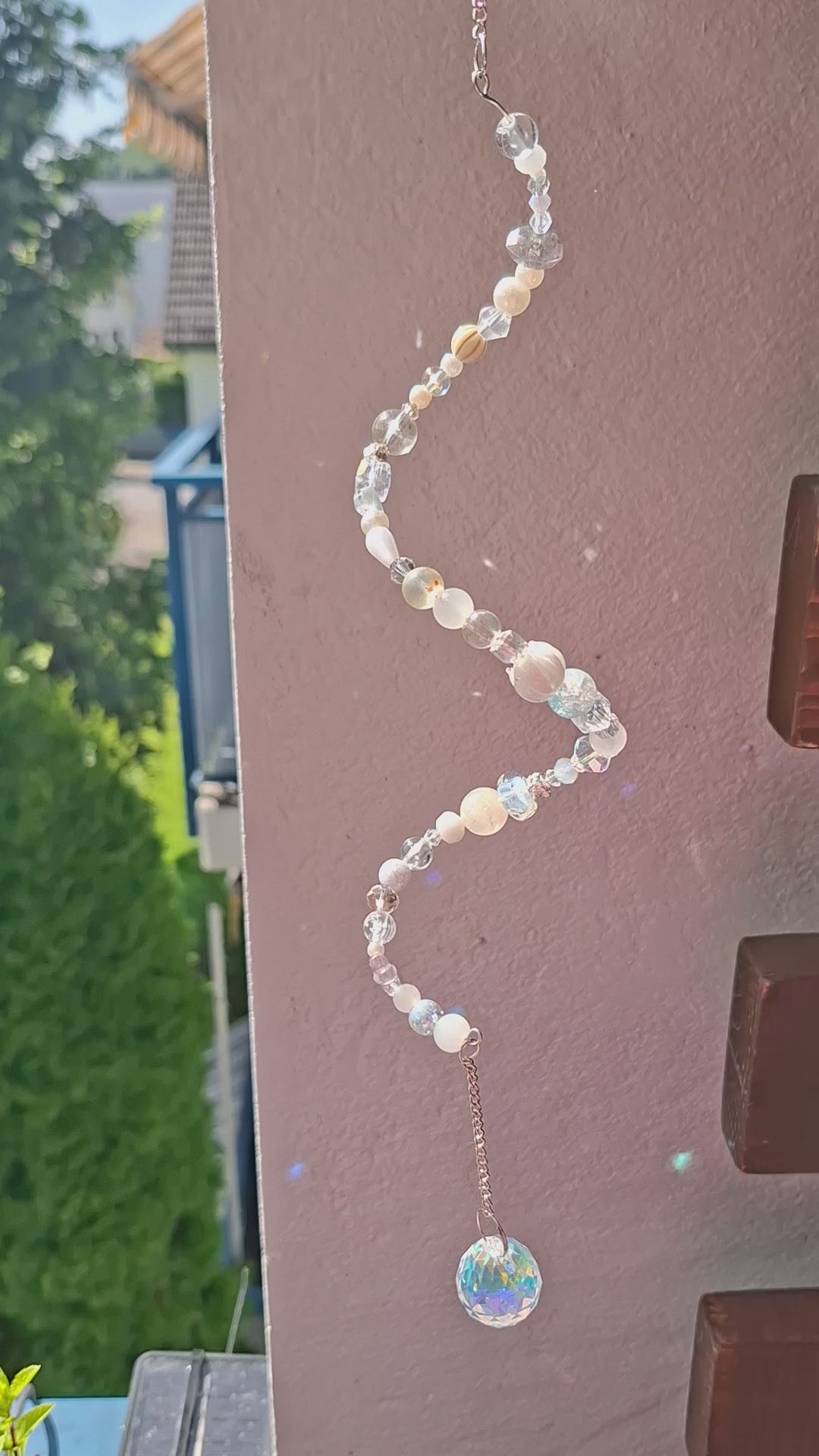 Sonnenfänger „Perlmutt-Traum“ – Handgefertigter Kristall-Suncatcher mit Glasperlen und Regenbogeneffekt