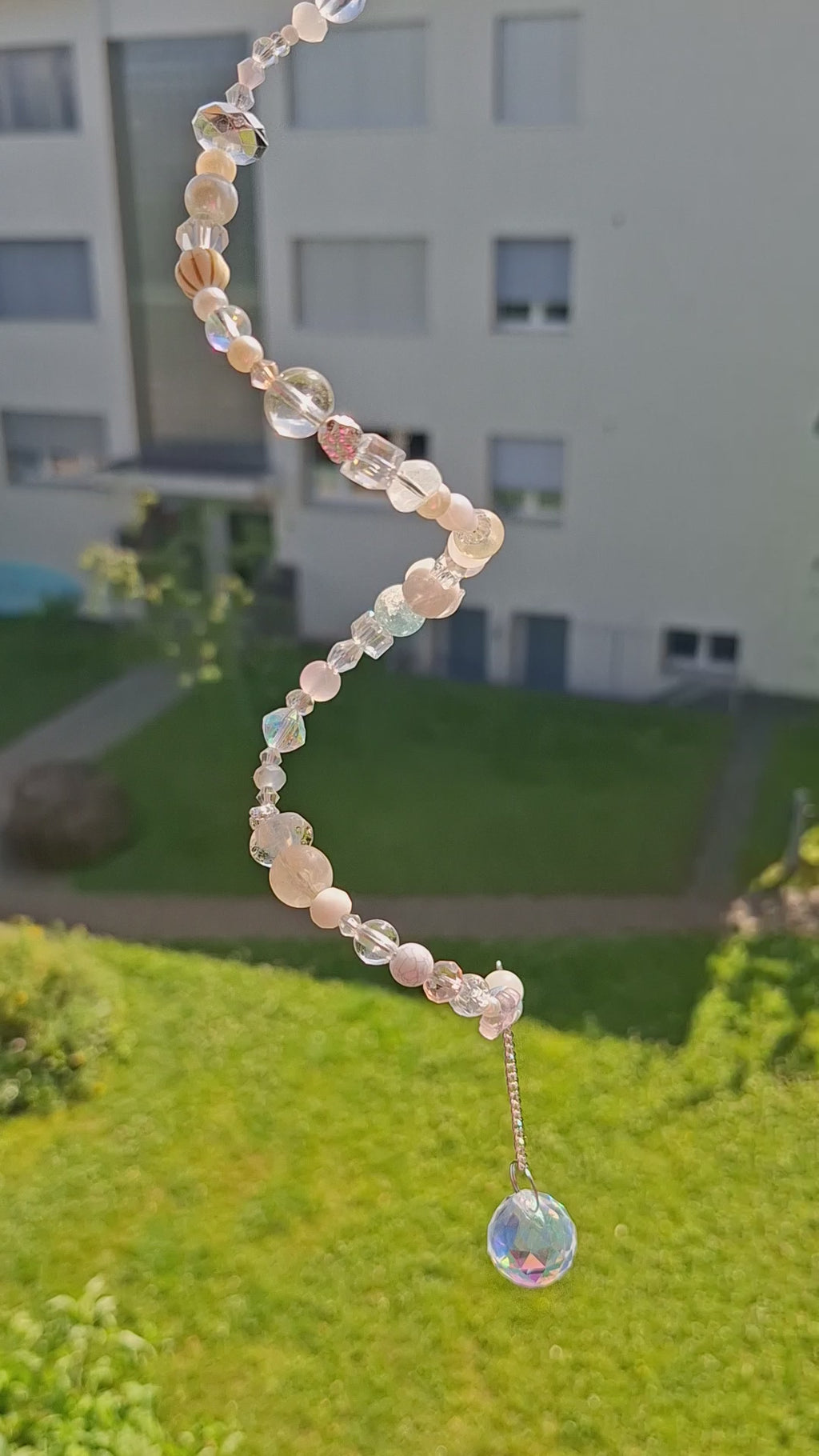 Sonnenfänger „Perlmutt-Traum“ – Handgefertigter Kristall-Suncatcher mit Glasperlen und Regenbogeneffekt