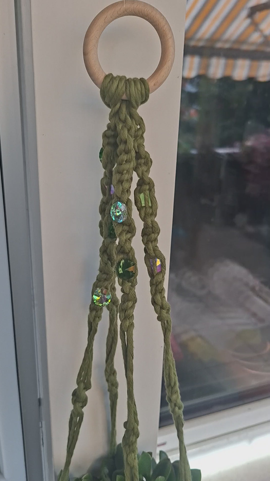 Makramee Blumenampel Grün mit Schmucksteinen | Boho Pflanzenhänger | handgemachtes Unikat