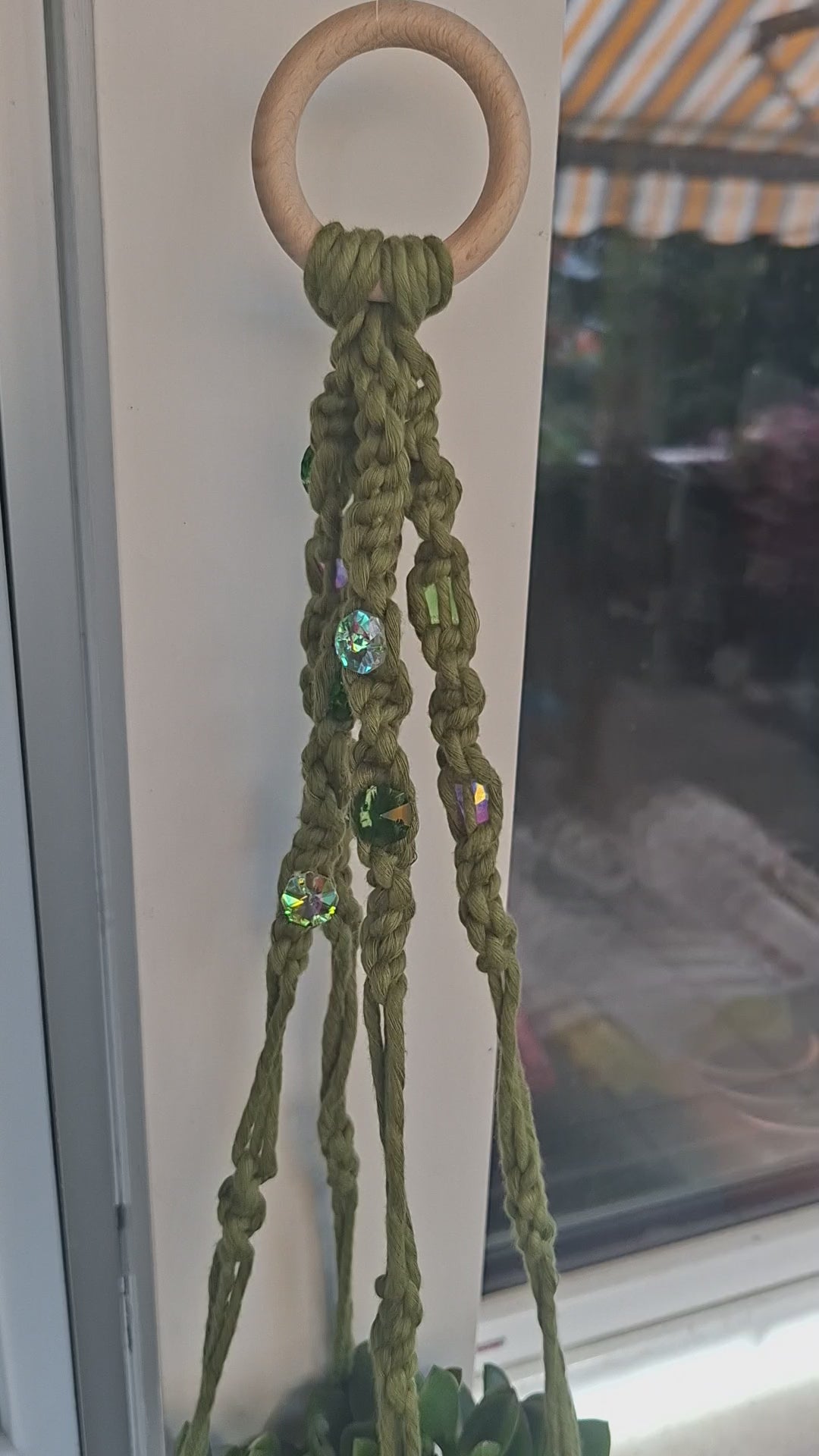 Makramee Blumenampel Grün mit Schmucksteinen | Boho Pflanzenhänger | handgemachtes Unikat