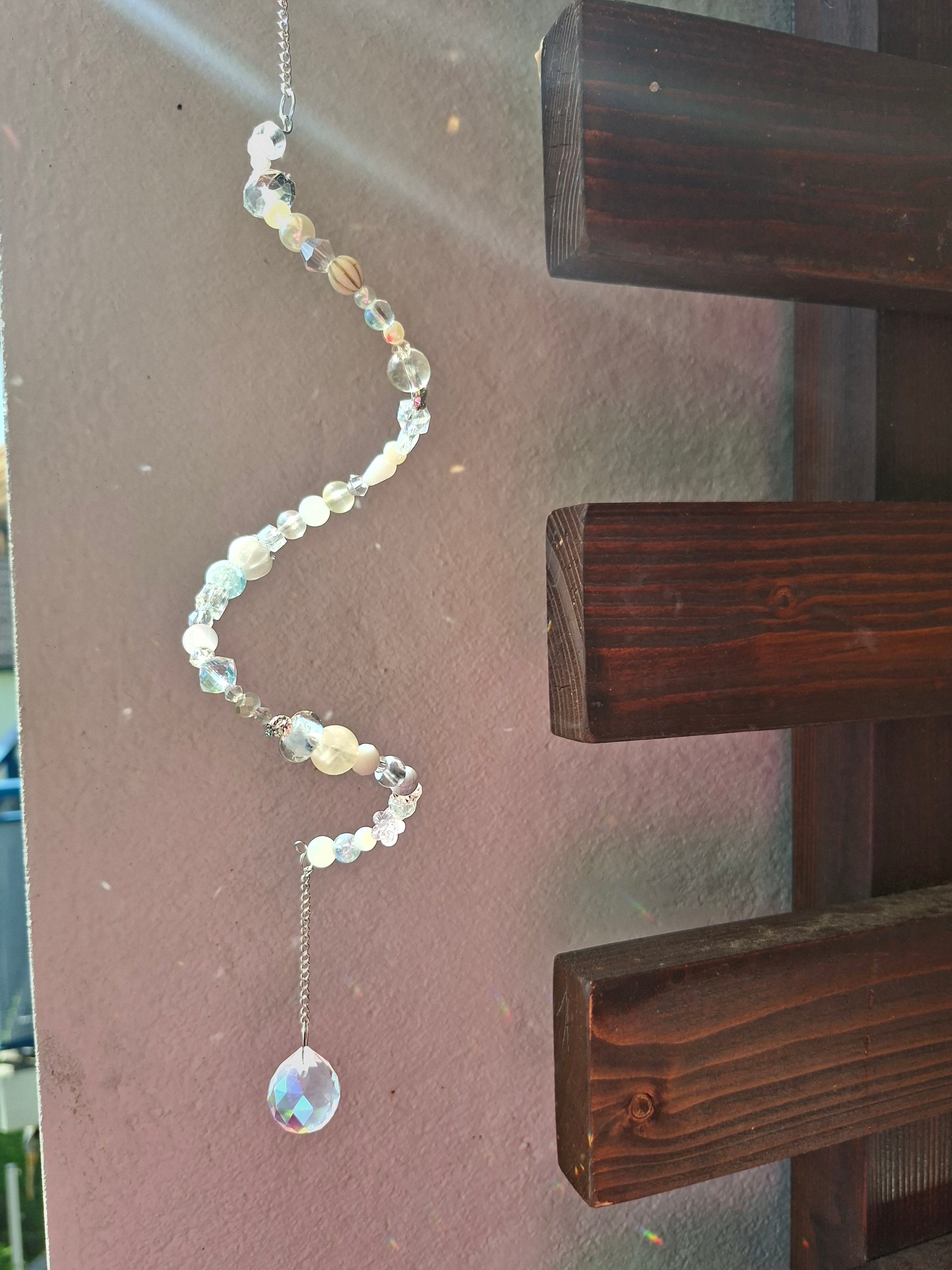 Sonnenfänger „Perlmutt-Traum“ – Handgefertigter Kristall-Suncatcher mit Glasperlen und Regenbogeneffekt