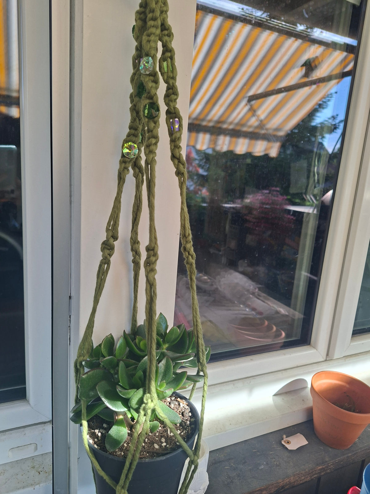Makramee Blumenampel Grün mit Schmucksteinen | Boho Pflanzenhänger | handgemachtes Unikat