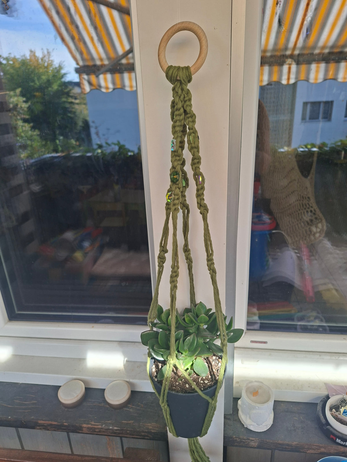 Makramee Blumenampel Grün mit Schmucksteinen | Boho Pflanzenhänger | handgemachtes Unikat