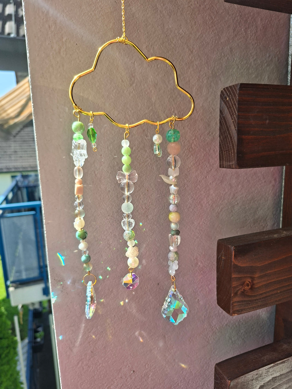 🌥️ Wolken-Sonnenfänger mit Kristallen & Pastellperlen – Handgemachter Fensterhänger