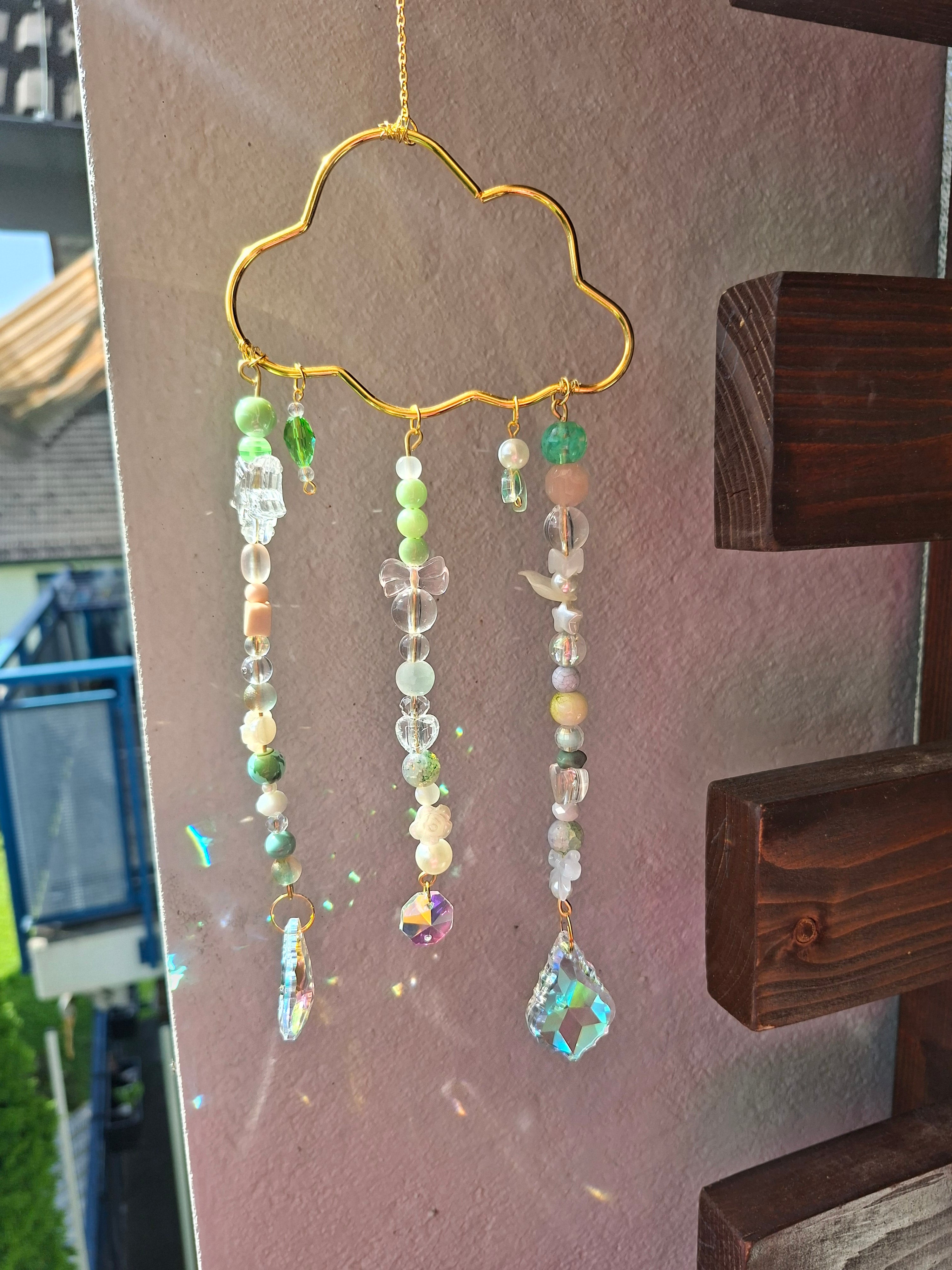 🌥️ Wolken-Sonnenfänger mit Kristallen & Pastellperlen – Handgemachter Fensterhänger