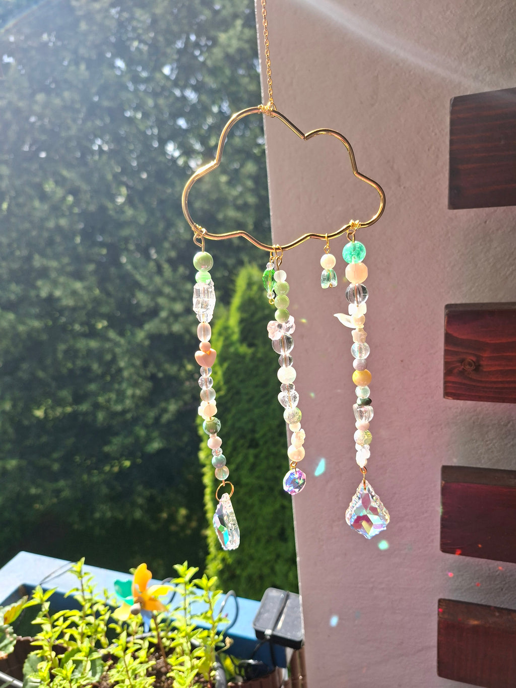 🌥️ Wolken-Sonnenfänger mit Kristallen & Pastellperlen – Handgemachter Fensterhänger