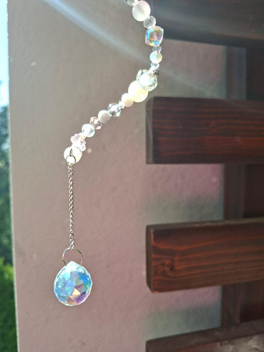 Sonnenfänger „Perlmutt-Traum“ – Handgefertigter Kristall-Suncatcher mit Glasperlen und Regenbogeneffekt