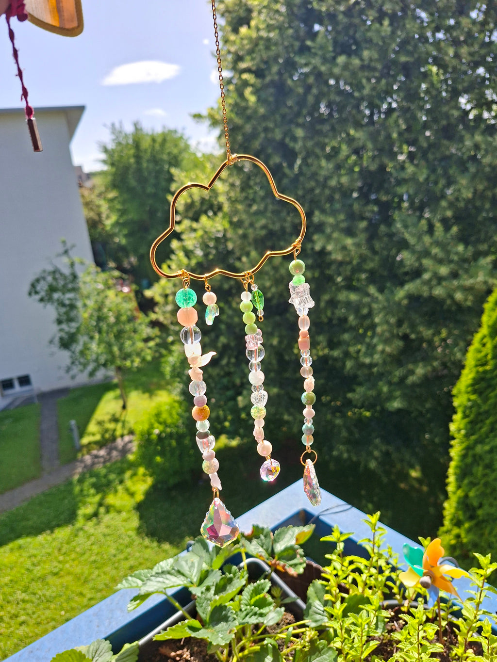🌥️ Wolken-Sonnenfänger mit Kristallen & Pastellperlen – Handgemachter Fensterhänger
