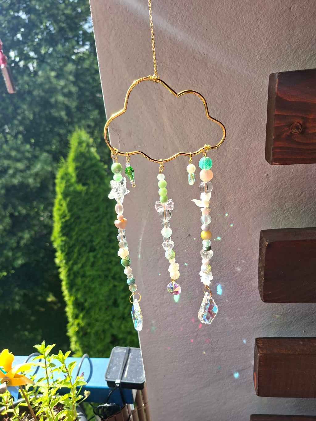 🌥️ Wolken-Sonnenfänger mit Kristallen & Pastellperlen – Handgemachter Fensterhänger