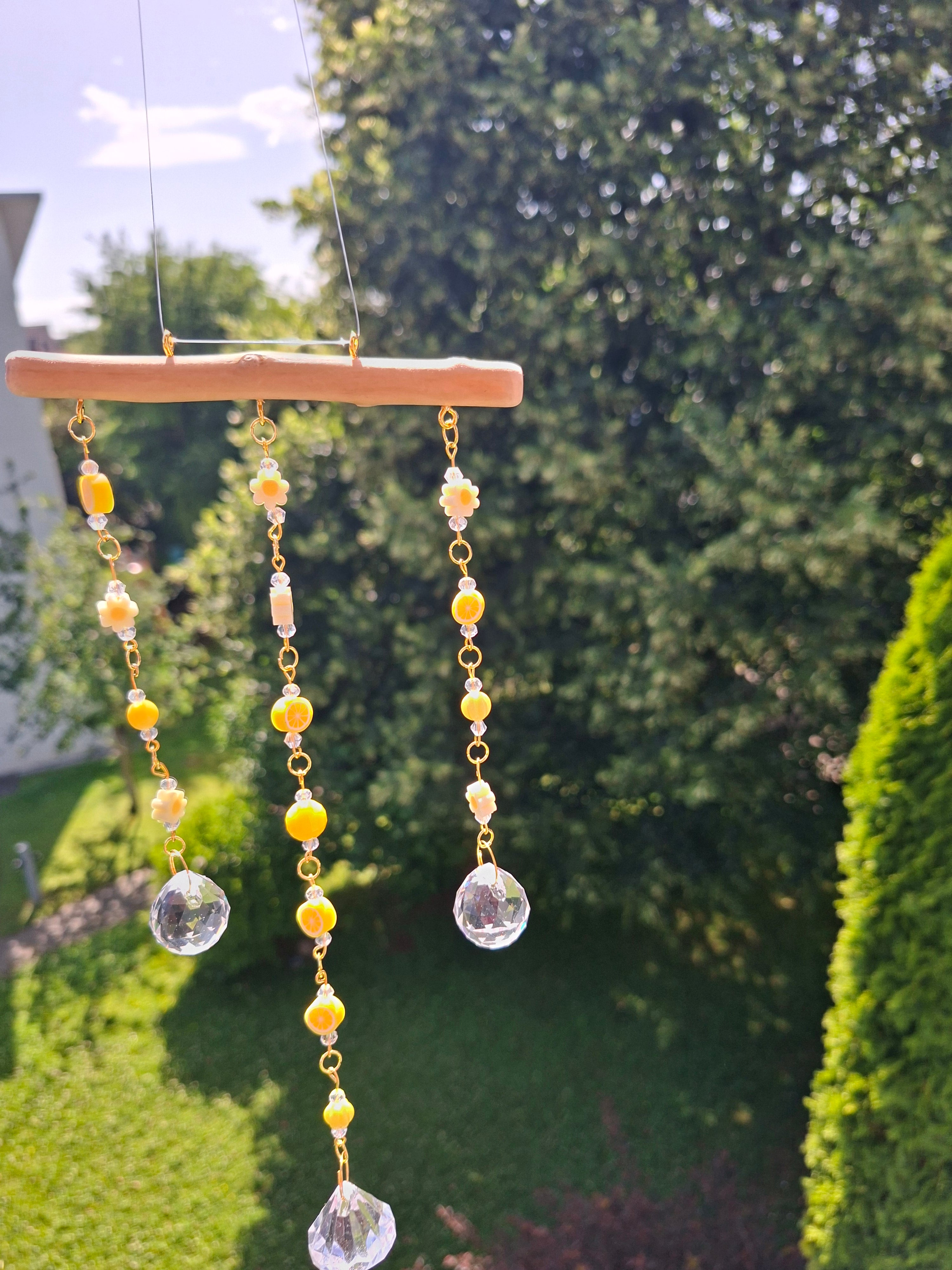 Sonnenfänger „Golden Daisy“ – Handgemachter Kristall-Suncatcher mit Blumen & Citrustönen