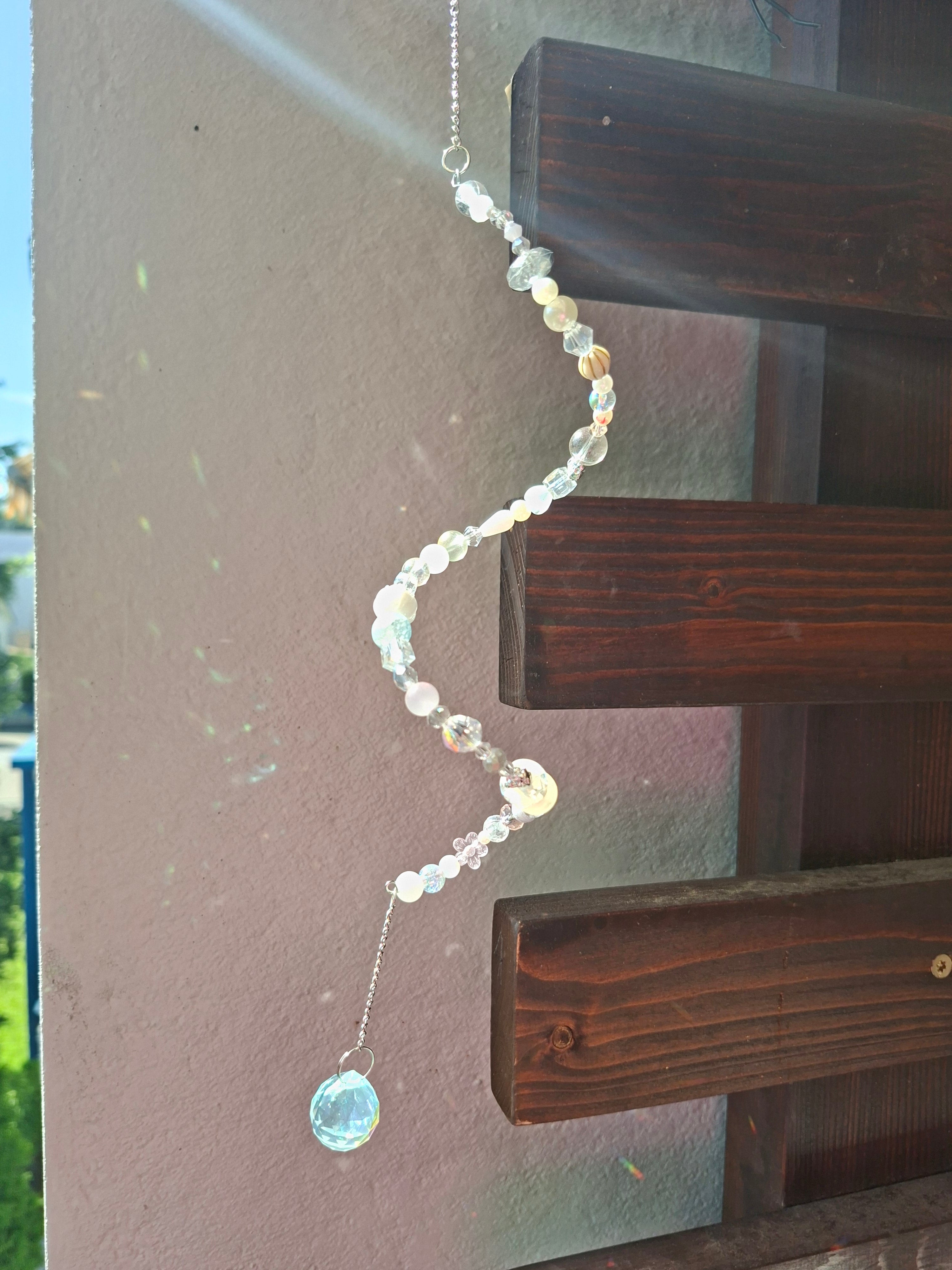 Sonnenfänger „Perlmutt-Traum“ – Handgefertigter Kristall-Suncatcher mit Glasperlen und Regenbogeneffekt