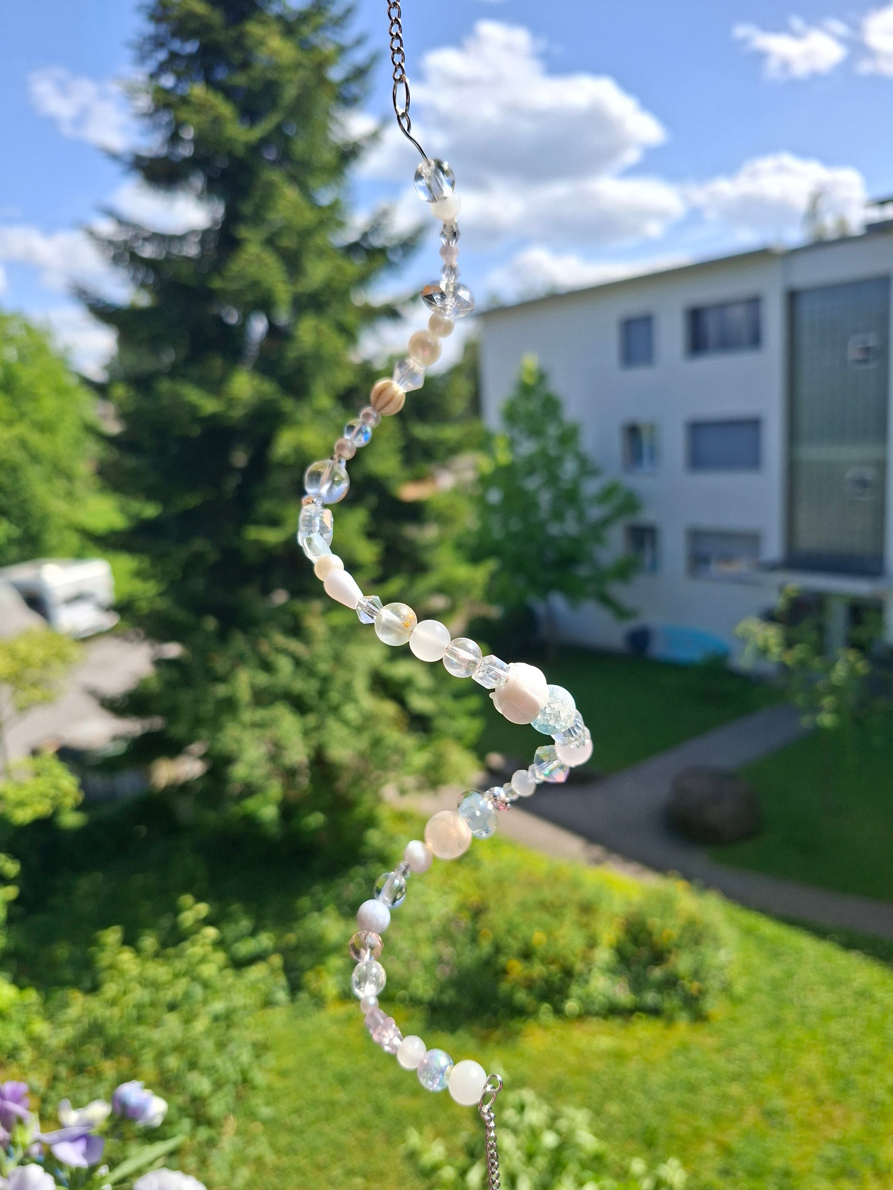 Sonnenfänger „Perlmutt-Traum“ – Handgefertigter Kristall-Suncatcher mit Glasperlen und Regenbogeneffekt