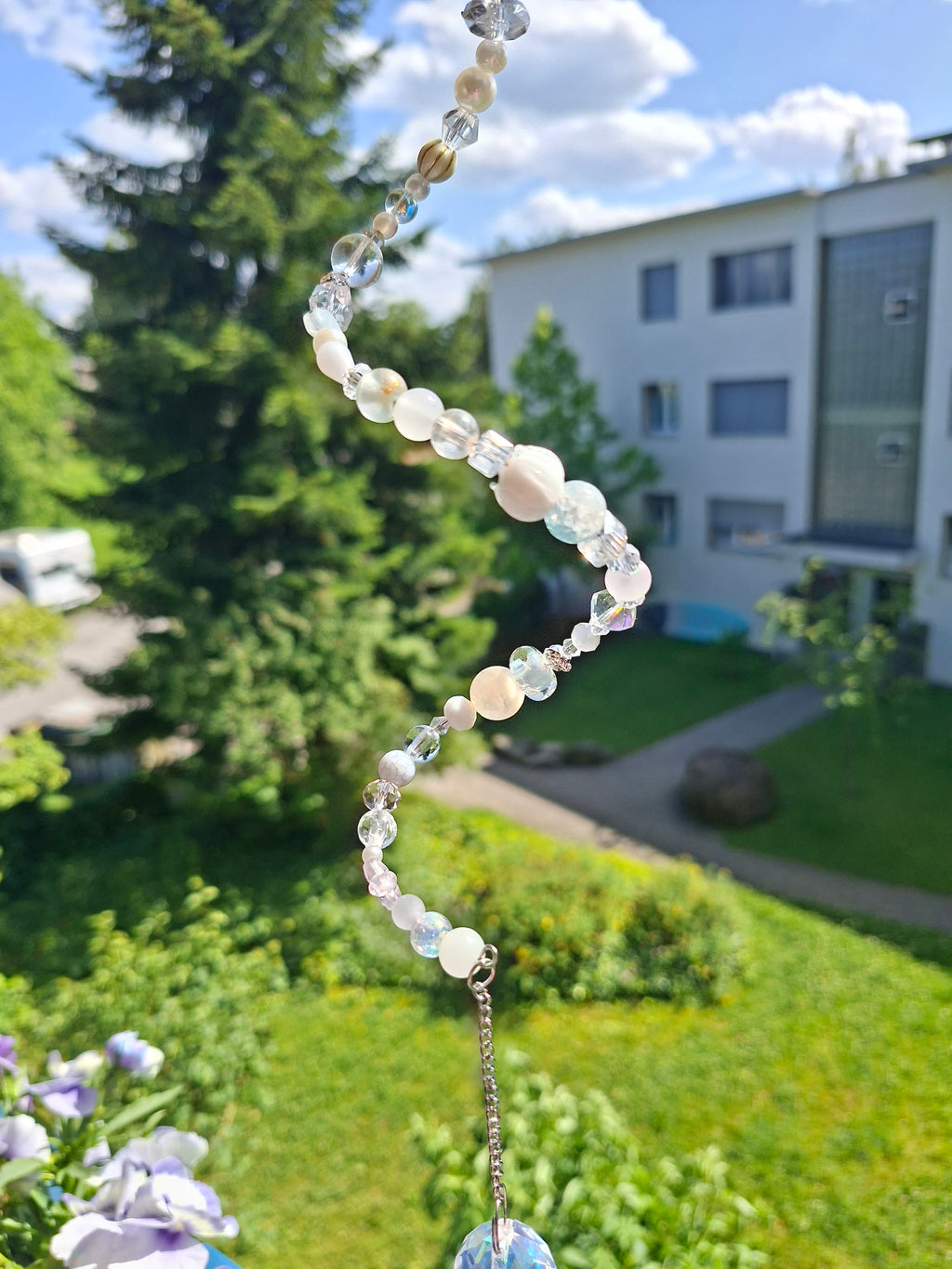 Sonnenfänger „Perlmutt-Traum“ – Handgefertigter Kristall-Suncatcher mit Glasperlen und Regenbogeneffekt