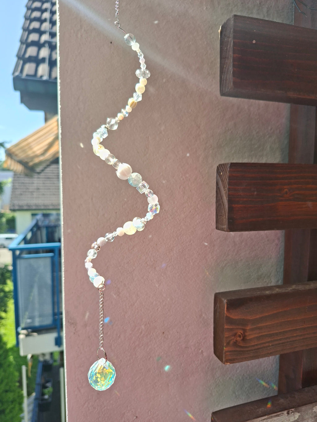 Sonnenfänger „Perlmutt-Traum“ – Handgefertigter Kristall-Suncatcher mit Glasperlen und Regenbogeneffekt