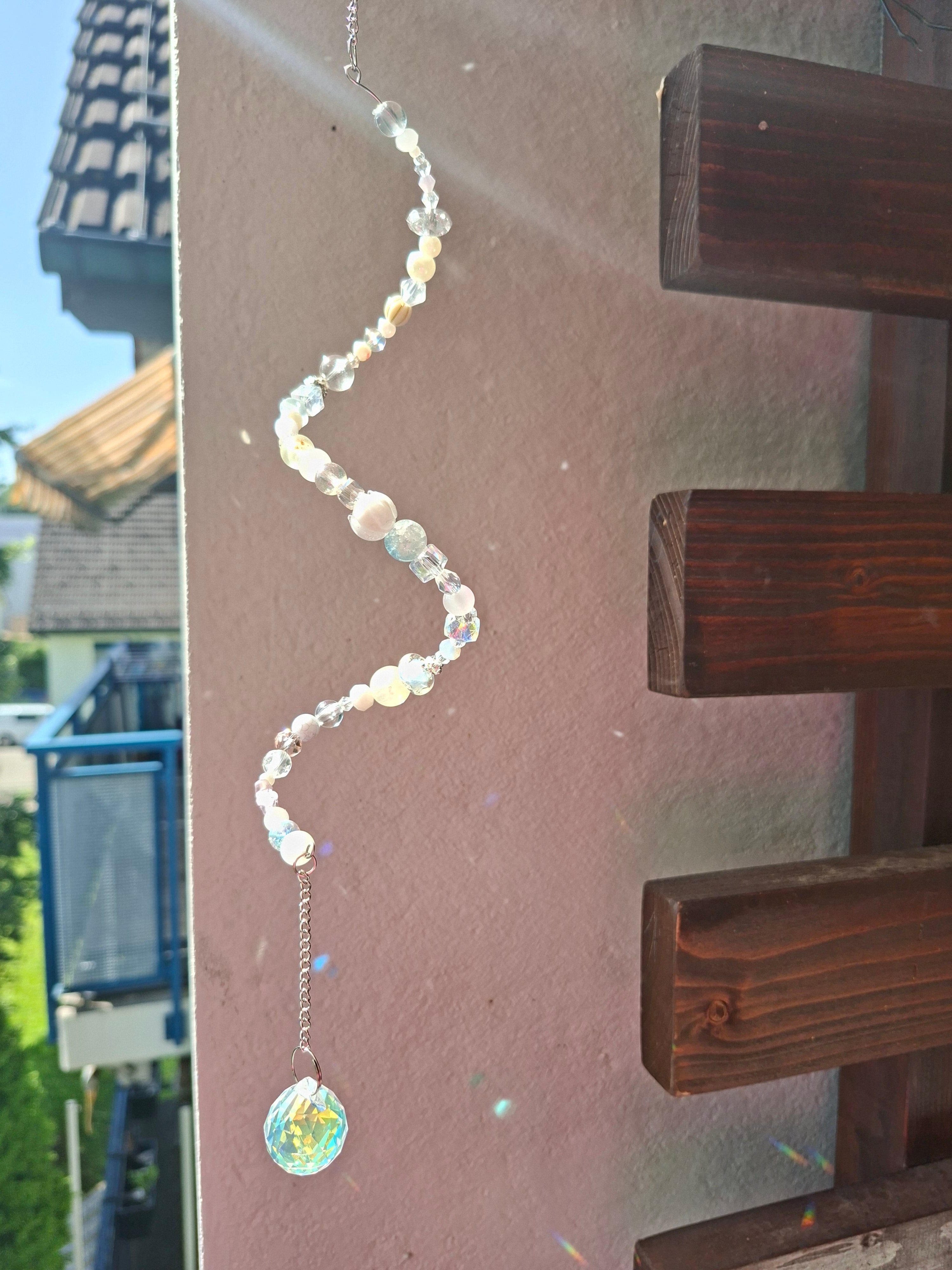 Sonnenfänger „Perlmutt-Traum“ – Handgefertigter Kristall-Suncatcher mit Glasperlen und Regenbogeneffekt