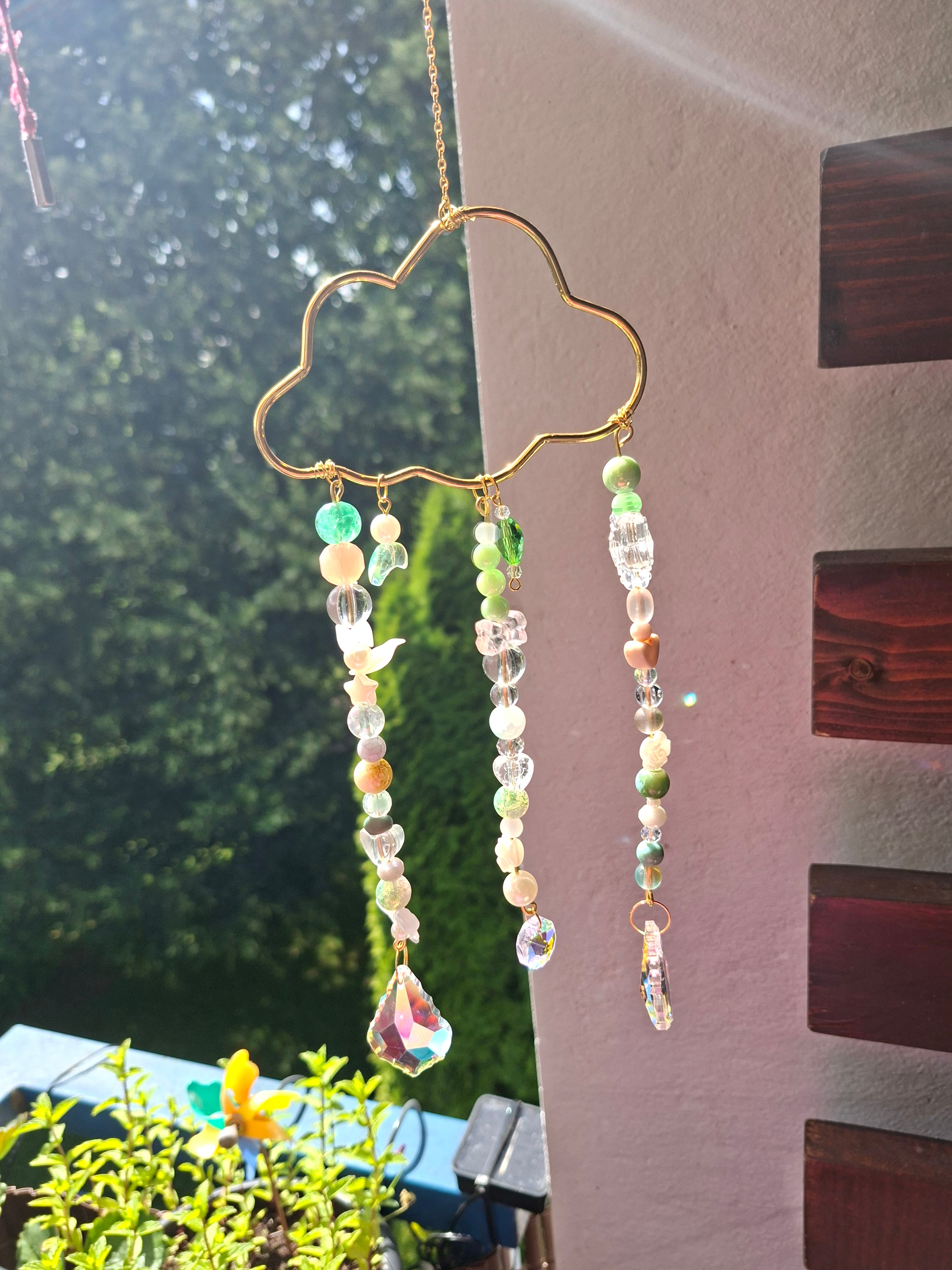 🌥️ Wolken-Sonnenfänger mit Kristallen & Pastellperlen – Handgemachter Fensterhänger