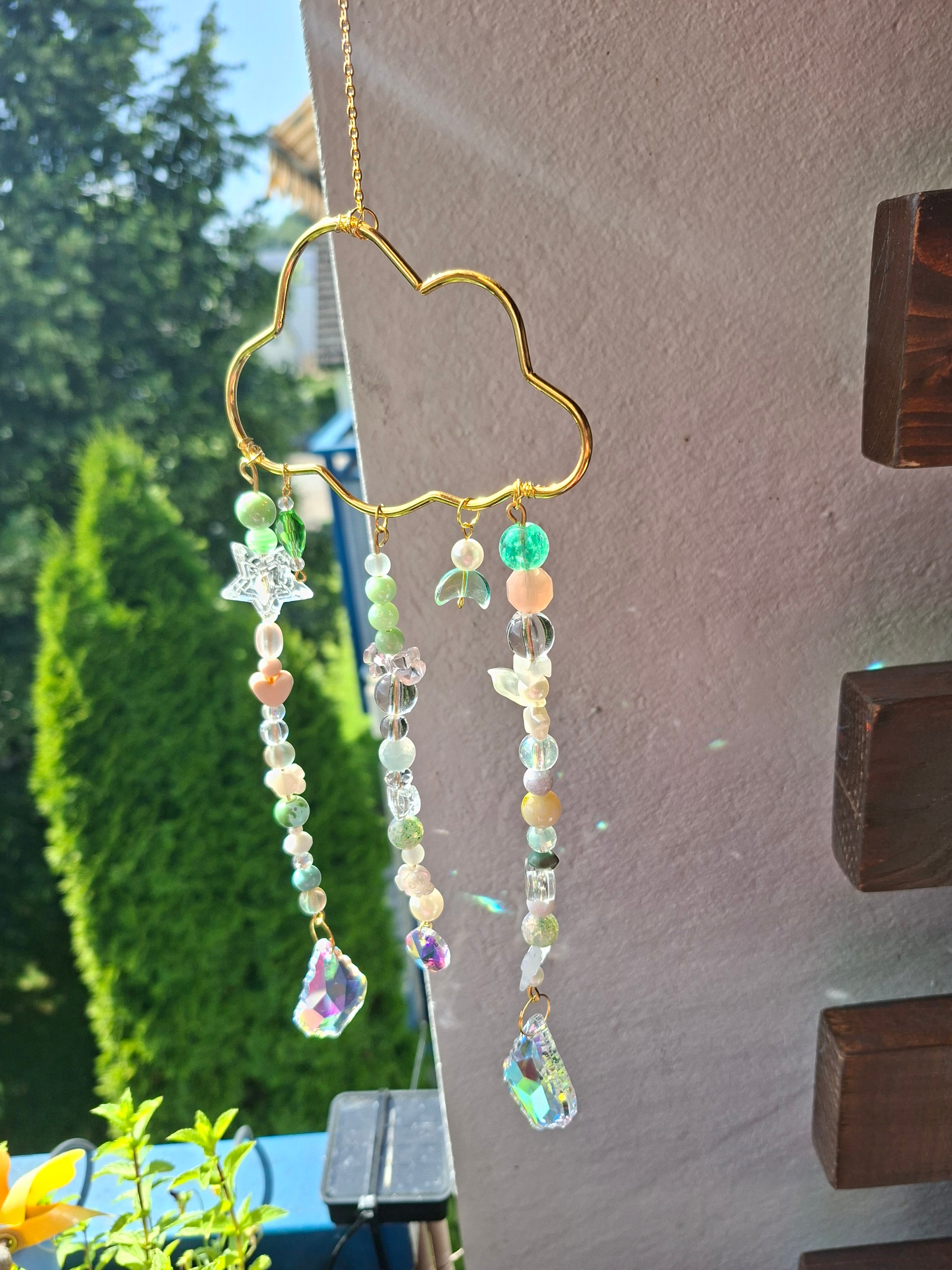🌥️ Wolken-Sonnenfänger mit Kristallen & Pastellperlen – Handgemachter Fensterhänger