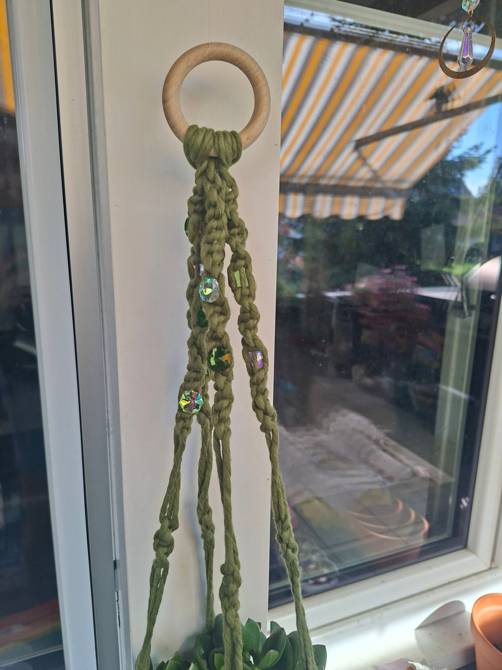 Makramee Blumenampel Grün mit Schmucksteinen | Boho Pflanzenhänger | handgemachtes Unikat