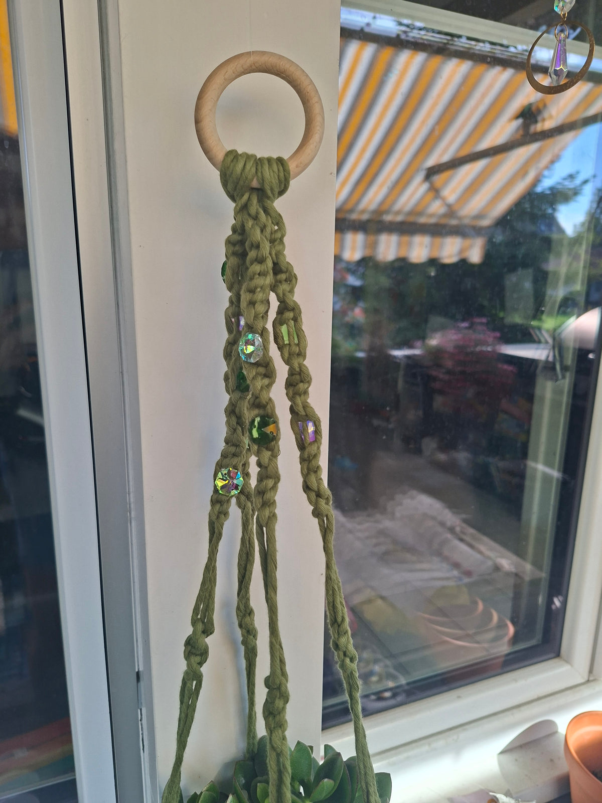 Makramee Blumenampel Grün mit Schmucksteinen | Boho Pflanzenhänger | handgemachtes Unikat