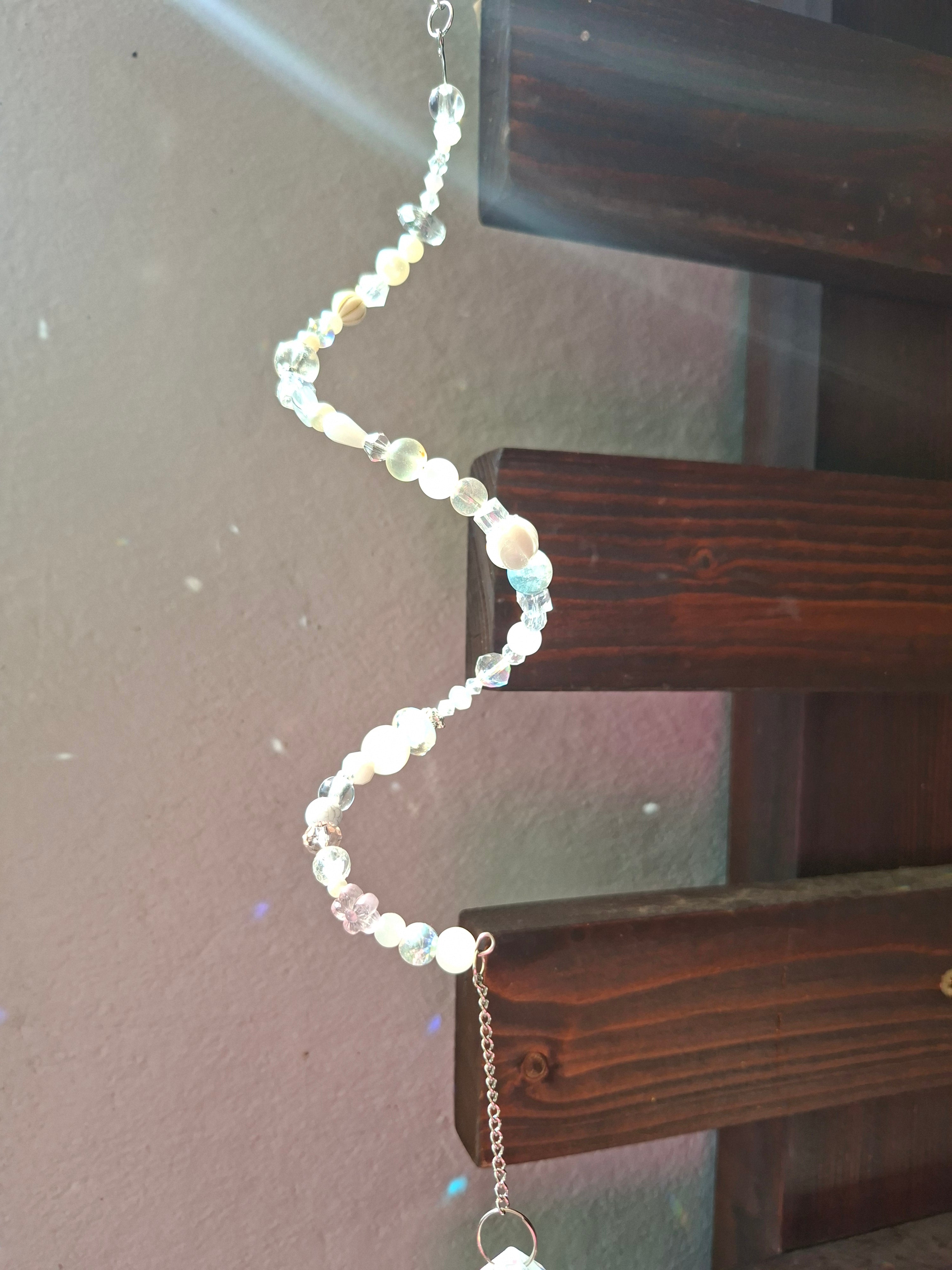 Sonnenfänger „Perlmutt-Traum“ – Handgefertigter Kristall-Suncatcher mit Glasperlen und Regenbogeneffekt