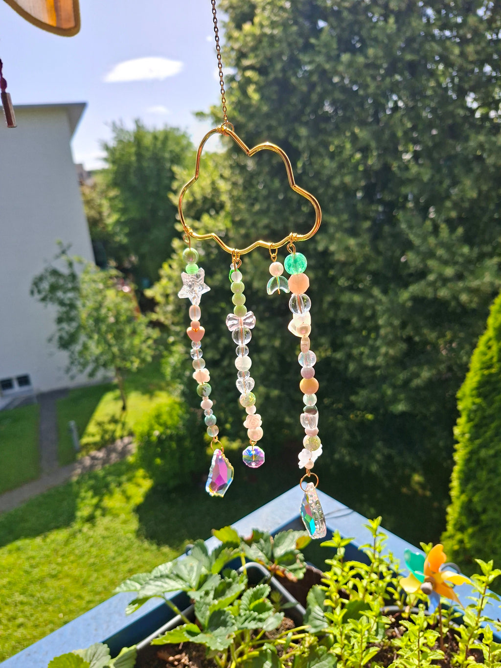 🌥️ Wolken-Sonnenfänger mit Kristallen & Pastellperlen – Handgemachter Fensterhänger